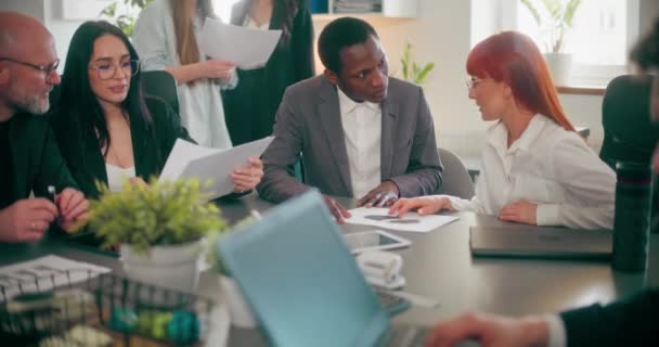 Ofisteki Insanlar Ofiste Şirket Çalışanları Satış Konularını Tartışıyorlar — Stok video