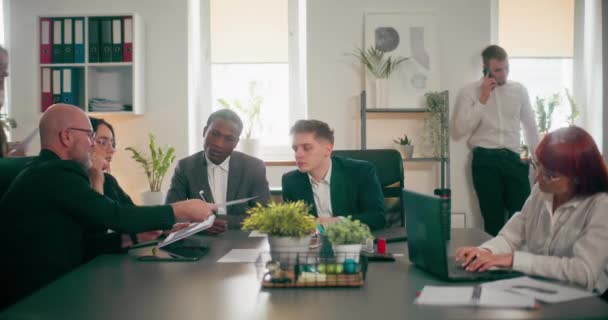 People Office Pracownicy Korporacyjni Podczas Spotkania Biurze Omawiający Tematy Związane — Wideo stockowe