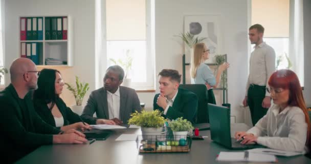 Lidé Kanceláři Firemní Zaměstnanci Během Setkání Kanceláři Diskutovat Tématech Souvisejících — Stock video