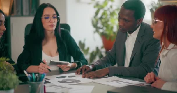Люди Офисе Корпоративные Сотрудники Время Встречи Офисе Обсуждают Темы Связанные — стоковое видео