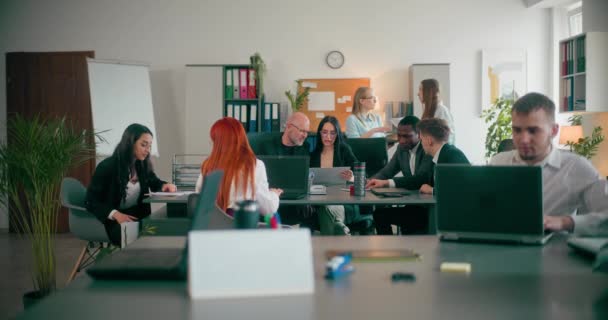 办公室人员 公司员工在办公室开会时讨论与销售有关的议题 — 图库视频影像