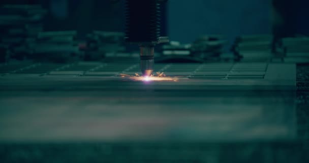 Plasma Laser Schneidet Bleche Mit Funken Präzisionsfertigungsverfahren Der Industriellen Fertigung — Stockvideo