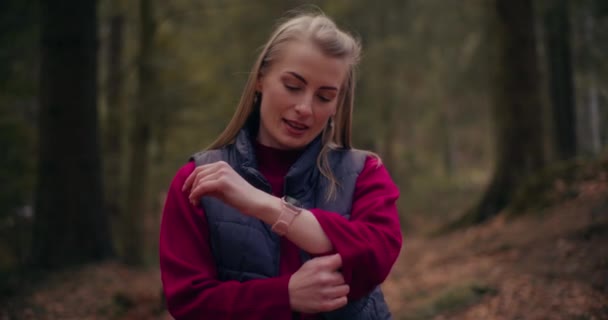 Portret Van Vermoeide Toerist Bergen Met Een Pijnlijke Arm — Stockvideo