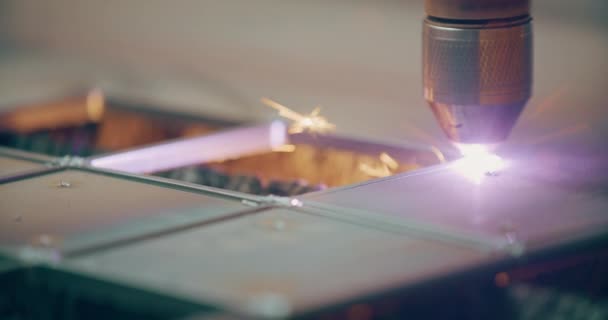 Plasmalaserskärande Metallplåt Med Gnistor Precisionstillverkningsprocess Som Används Vid Industriell Tillverkning — Stockvideo