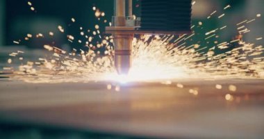 Plazma lazeri, metal levhaları kıvılcımlarla kesiyor. Endüstriyel imalatta yüksek hassasiyetle metalleri kesip şekillendirmek için kullanılıyor.