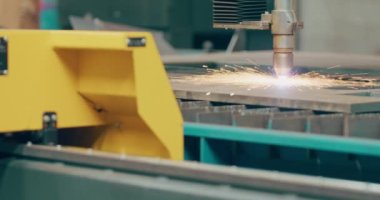 Plazma lazeri, metal levhaları kıvılcımlarla kesiyor. Endüstriyel imalatta yüksek hassasiyetle metalleri kesip şekillendirmek için kullanılıyor.