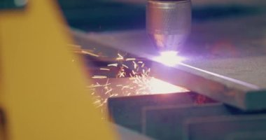 Plazma lazeri, metal levhaları kıvılcımlarla kesiyor. Endüstriyel imalatta yüksek hassasiyetle metalleri kesip şekillendirmek için kullanılıyor.