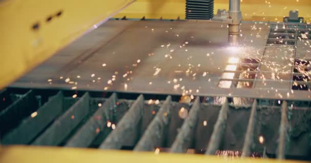 火花を散乱するプラズマレーザー切断金属シート 高精度の効率で金属を切断および形状化する産業製造に使用される精密製造プロセス — ストック動画