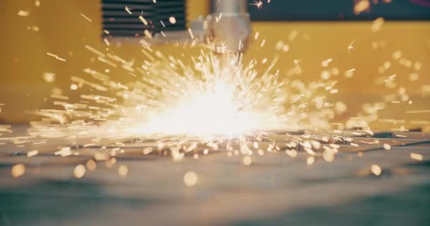 带火花的等离子激光切割金属片 工业生产中用于高精度切割和成形金属的精密制造工艺 — 图库视频影像