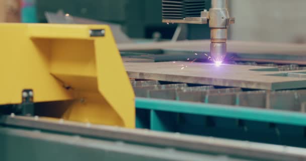 Plazma Lazeri Metal Levhaları Kıvılcımlarla Kesiyor Endüstriyel Imalatta Yüksek Hassasiyetle — Stok video