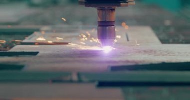 Plazma lazeri, metal levhaları kıvılcımlarla kesiyor. Endüstriyel imalatta yüksek hassasiyetle metalleri kesip şekillendirmek için kullanılıyor.