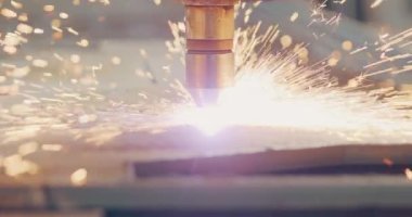 Plazma lazeri, metal levhaları kıvılcımlarla kesiyor. Endüstriyel imalatta yüksek hassasiyetle metalleri kesip şekillendirmek için kullanılıyor.