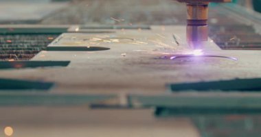 Plazma lazeri, metal levhaları kıvılcımlarla kesiyor. Endüstriyel imalatta yüksek hassasiyetle metalleri kesip şekillendirmek için kullanılıyor.