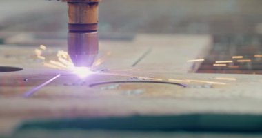 Plazma lazeri, metal levhaları kıvılcımlarla kesiyor. Endüstriyel imalatta yüksek hassasiyetle metalleri kesip şekillendirmek için kullanılıyor.