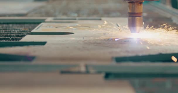 火花を散乱するプラズマレーザー切断金属シート 高精度の効率で金属を切断および形状化する産業製造に使用される精密製造プロセス — ストック動画