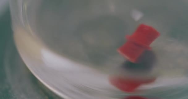 Mieszanie Szczepionek Medycznych Sprzęcie Laboratoryjnym Wymaga Starannego Mieszania Różnych Składników — Wideo stockowe