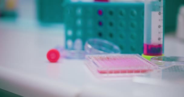 Onderzoeker Wetenschapper Werkzaam Bij Laboratorium Pandemisch Vaccin Maatschappelijk Afstandelijk Concept — Stockvideo