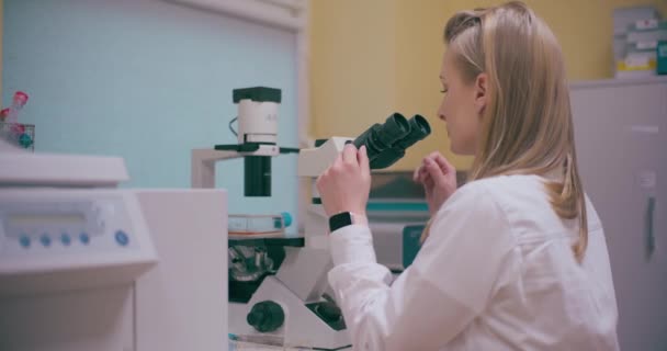 研究者情報 研究室で働く研究者 流行性ワクチン 社会的距離概念 デルタ変異体ワクチン — ストック動画