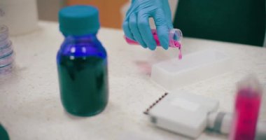 Laboratuvarda çalışan araştırmacı bilim adamı, Salgın Aşı, Sosyal Mesafe Konsepti, Delta Çeşitliliği Aşısı.