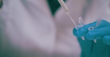 Laboratuvarda çalışan araştırmacı bilim adamı, Salgın Aşı, Sosyal Mesafe Konsepti, Delta Çeşitliliği Aşısı.