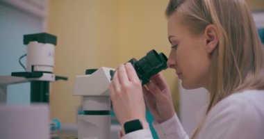 Laboratuvarda çalışan araştırmacı bilim adamı, Salgın Aşı, Sosyal Mesafe Konsepti, Delta Çeşitliliği Aşısı.