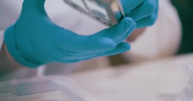 Laboratuvarda çalışan araştırmacı bilim adamı, Salgın Aşı, Sosyal Mesafe Konsepti, Delta Çeşitliliği Aşısı.