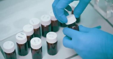 Laboratuvarda çalışan araştırmacı bilim adamı, Salgın Aşı, Sosyal Mesafe Konsepti, Delta Çeşitliliği Aşısı.