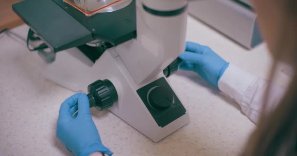 Kutató Tudós Aki Laboratóriumban Dolgozik Pandémiás Vakcina Társadalmi Távolságtartó Koncepció — Stock videók