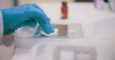 Laboratuvarda çalışan araştırmacı bilim adamı, Salgın Aşı, Sosyal Mesafe Konsepti, Delta Çeşitliliği Aşısı.