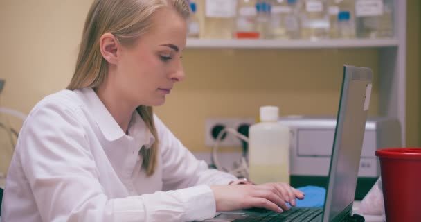 Ricercatore Scienziato Che Lavora Laboratorio Vaccino Pandemico Concetto Distanza Sociale — Video Stock