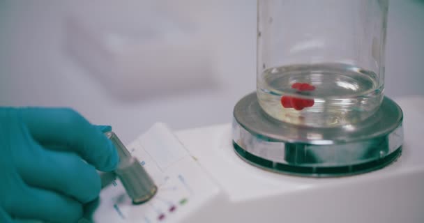 Tıbbi Aşının Laboratuvar Ekipmanlarına Karıştırılması Güvenli Etkili Bir Aşı Üretmek — Stok video