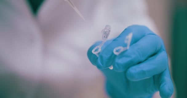 Chercheur Scientifique Travaillant Laboratoire Vaccin Pandémique Concept Distanciation Sociale Vaccination — Video