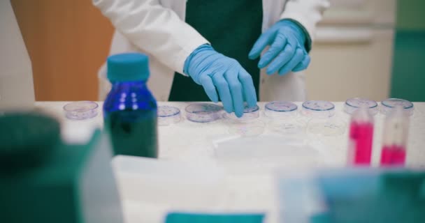 Kutató Tudós Aki Laboratóriumban Dolgozik Pandémiás Vakcina Társadalmi Távolságtartó Koncepció — Stock videók