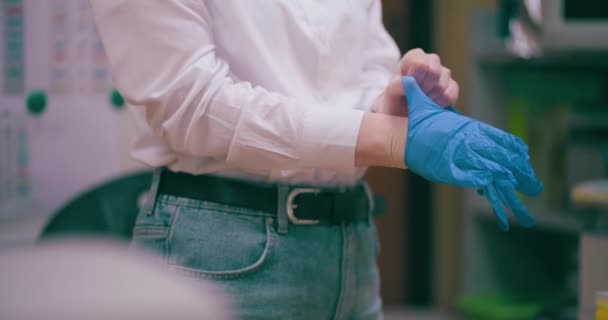 研究者情報 理化学研究所研究室 パンデミックワクチン 社会的距離概念 デルタ変異体ワクチン 保護手袋を着用する研究室の科学者 — ストック動画