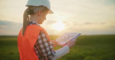Rüzgâr Çiftliği İnşaat Yeşil Enerji Konsepti 'nde çalışan Mühendis Portresi