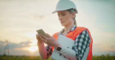 Rüzgâr Çiftliği İnşaat Yeşil Enerji Konsepti 'nde çalışan Mühendis Portresi