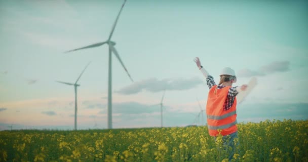 Portrét Inženýra Pracujícího Výstavbě Větrné Farmy Ekologie Zelené Energie — Stock video