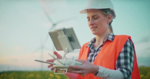 Rüzgâr Çiftliği Nşaatında Çalışan Mühendisin Portresi Yeşil Enerji Ekolojisi Nsansız — Stok video