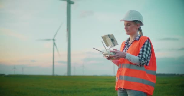 Portrait Ingénieur Travaillant Construction Parcs Éoliens Concept Écologie Énergie Verte — Video