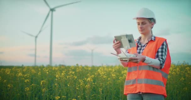 風力発電所建設に従事する技術者の肖像グリーンエネルギー生態コンセプトドローン検査遠隔サービス — ストック動画