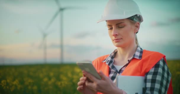 Portret Inżyniera Pracującego Budownictwie Farm Wiatrowych Koncepcja Ekologiczna Zielonej Energii — Wideo stockowe