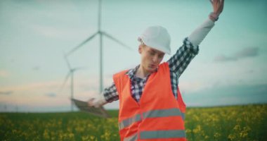 Rüzgâr Çiftliği İnşaat Yeşil Enerji Konsepti 'nde çalışan Mühendis Portresi
