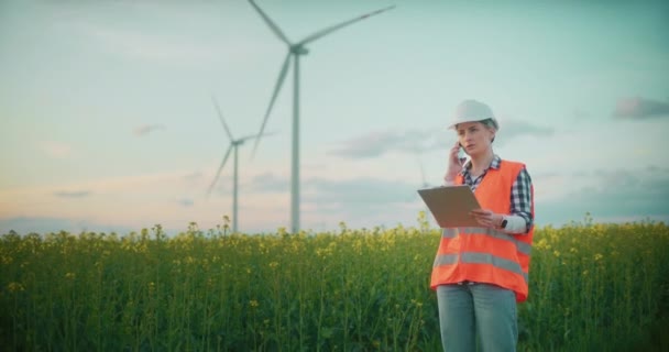 Retrato Del Ingeniero Trabajando Parque Eólico Construcción Energía Verde Ecología — Vídeos de Stock