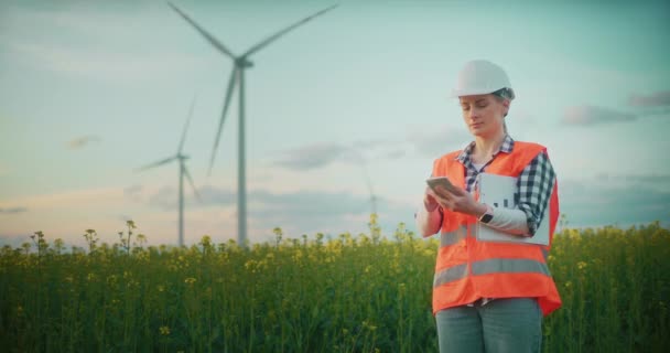 風力発電所建設で働く技術者の肖像 Green Energyエコロジーコンセプト — ストック動画