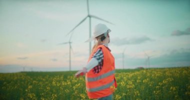 Rüzgâr Çiftliği İnşaat Yeşil Enerji Konsepti 'nde çalışan Mühendis Portresi