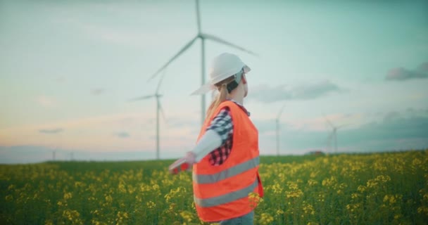 Portret Inżyniera Pracującego Budownictwie Farm Wiatrowych Koncepcja Ekologiczna Zielonej Energii — Wideo stockowe