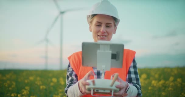 Porträt Eines Ingenieurs Bei Der Errichtung Von Windparks Green Energy — Stockvideo