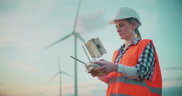 Retrato Engenheiro Que Trabalha Construção Parques Eólicos Conceito Ecologia Energia — Vídeo de Stock