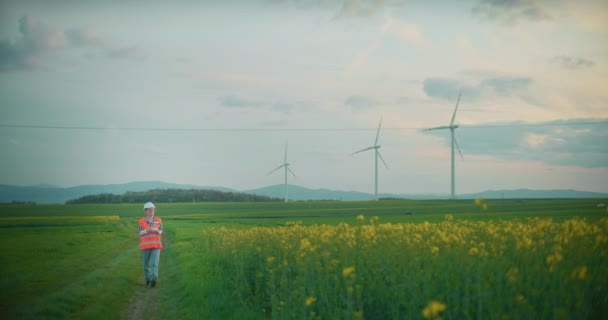 Rüzgâr Çiftliği Nşaatında Çalışan Mühendisin Portresi Yeşil Enerji Ekolojisi Nsansız — Stok video