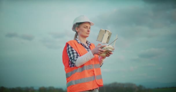 Retrato Del Ingeniero Que Trabaja Construcción Del Parque Eólico Concepto — Vídeos de Stock